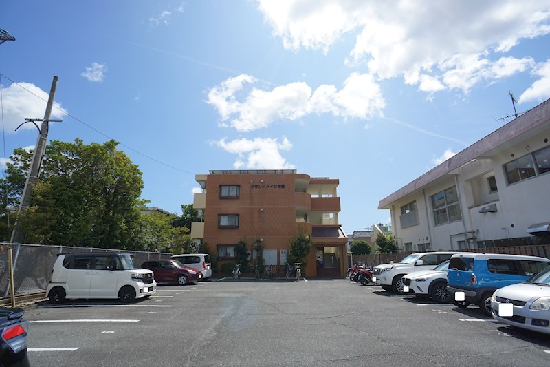 グランドハイツ布橋 駐車場