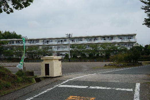 小学校：掛川市立城北小学校　1727m