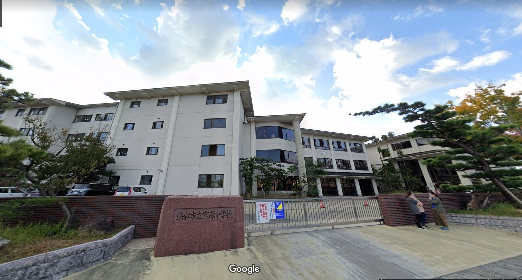 中学校：浜松市立富塚中学校　2432m